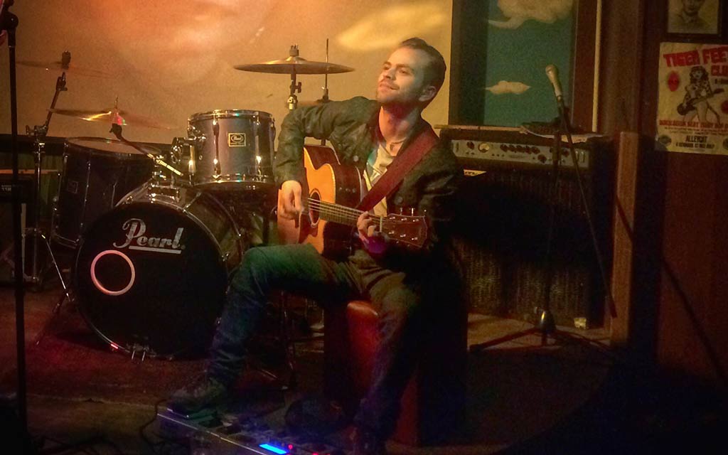 Alleycat gig London Taylor 814ce